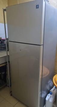 Frigo neuf Sharp 627L à débattre