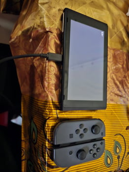 Nintendo Switch avec accessoires et jeux Zelda et Dragon Ball Z