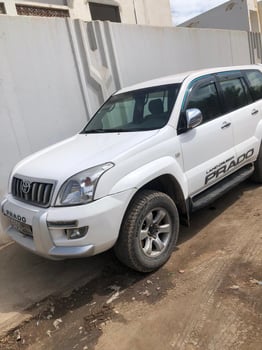 Voiture Toyota Prado, manuelle, en excellent état