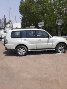 Mitsubishi Pajero en très bon état, boîte automatique