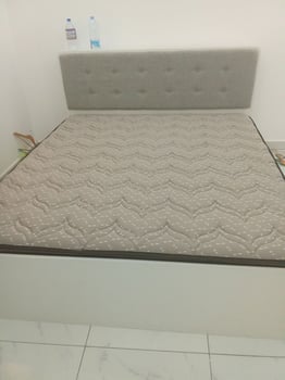 Lit + matelas et tiroirs utilisés pendant 3 mois