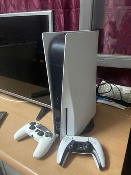 Playstation 5 Standard 2022, 2 manettes et casque inclus, excellent état