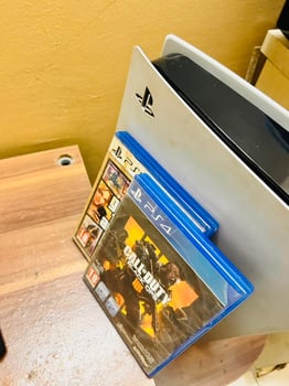 PS5 neuve avec 2 manettes et 2 jeux offerts