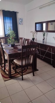 Ensemble salle à manger en bois avec table, chaises, living et buffet