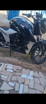 Moto TVS Apache RTR 160, excellent état, modèle 2024