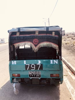 Bajaj en excellent état, avec un faible kilométrage, acheté il y a 5 mois toujours dans la période de garantie au près de lota