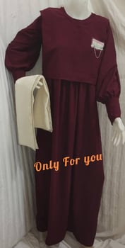 Abaya élégante bordeaux avec écharpe - Détail brodé et chaînette