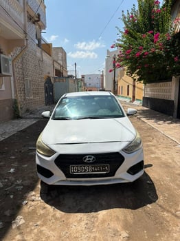 Hyundai Accent 2020 en excellent état, essence, entretien suivi