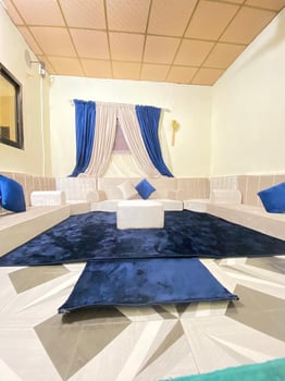 Salon en L neuf avec rideau et tapis inclus