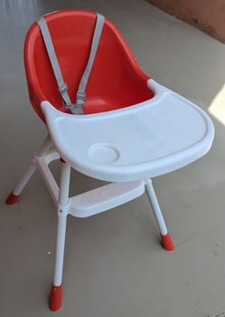 Chaise haute pour bébé avec plateau réglable et harnais de sécurité