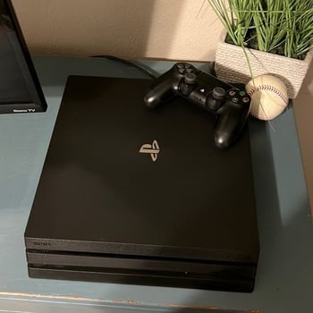 Playstation 4 Pro + Manette + 2 CD à vendre , Prix négociable