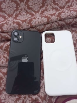 iPhone 11 avec batterie 72, pochette blanche et chargeur inclus à vendre