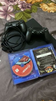 PS4 avec jeux et 2 manettes - comme neuf à vendre