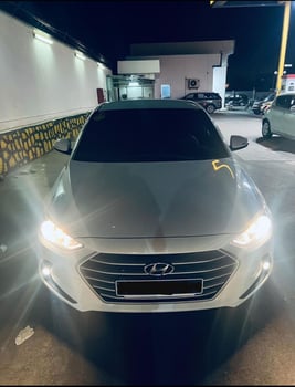 Chauffeur Privé - Berline Hyundai Elantra Haut de Gamme, Climatisation, Service Chauffeur - 4 Passagers