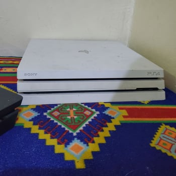 PS4 Pro avec manette, état neuf