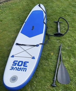 Paddle en bon état avec accessoires de transport