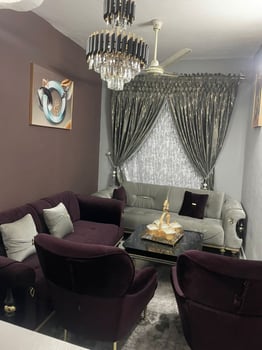Salon neuf violet/gris avec tapis et rideau inclus