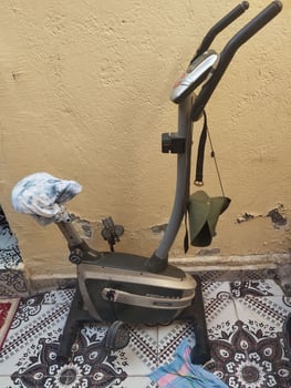 Vélo d\'appartement pliable, parfait pour exercice à domicile