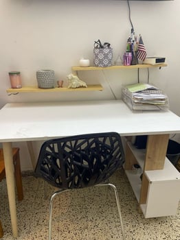 Bureau avec chaise et bibliothèque intégrée en excellent état