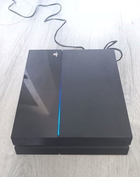 PlayStation avec 2 jeux (FIFA 24 + Bloodborne) et 1 manette