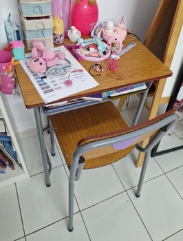 Bureau enfant en excellent état avec chaise