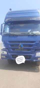Camion Sinotruck en excellent état, géolocalisation intégrée, pneus neufs