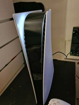 Console de jeu PS5 avec 2 manettes en parfait état