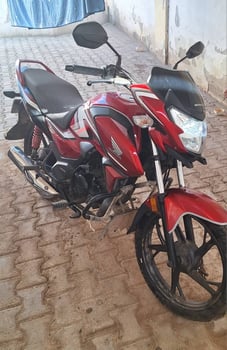 Honda 125 en parfait état, accessoires inclus, garantie jusqu\'en 2026