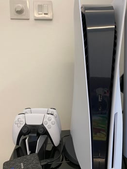 PlayStation 5 2 manettes, excellent état, prix négociable