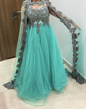 Robe de soirée élégante avec cap, portée une fois