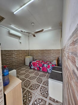 Chambre à louer à Cité Saoudite avec climatisation et rangements inclus