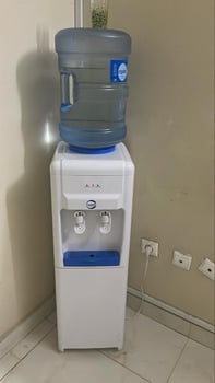 distributeur d\'eau + 3 bouteilles