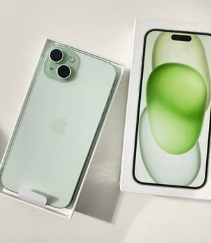 iPhone 15 128Go sous garantie, boîte et chargeur inclus