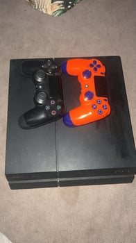 Console PS4 avec deux manettes - Très bon état