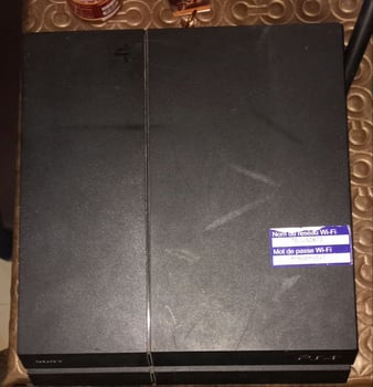 PS4 d\'occasion, bien entretenue, sans accessoires