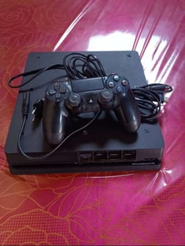 PlayStation 4 en bon état avec manette neuve - négociable