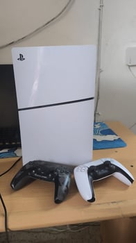 PS5 Slim presque neuve à vendre