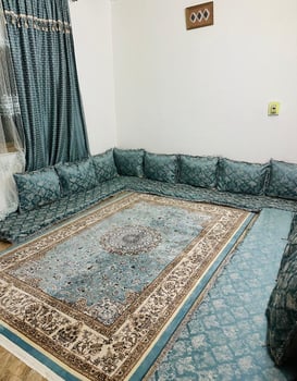 Qaci avec rideau et tapis en excellent état