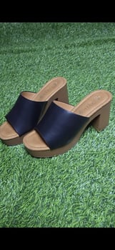 Lot de chaussures pour femme – talons, compensées et mules