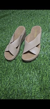 Lot de chaussures pour femme – talons, compensées et mules