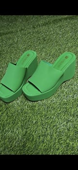 Lot de chaussures pour femme – talons, compensées et mules