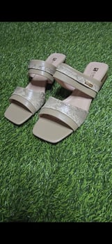 Lot de chaussures pour femme – talons, compensées et mules