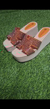 Lot de chaussures pour femme – talons, compensées et mules