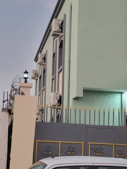 3 appartements à louer à Haramous avec climatisation et frais de gardien inclus