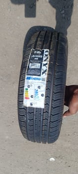 Pneus Onyx 195/60 R15 pour petites voitures