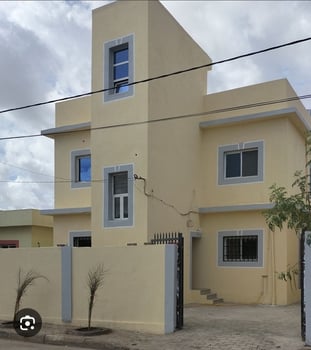 Villa Al Hamdani, 1er étage, appartement neuf avec porte en bois