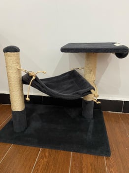 Arbre à chat avec grattoirs et hamac