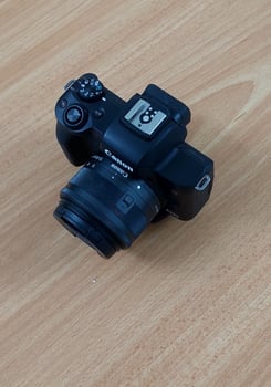 Appareil photo Canon EOS M50 avec 15-45mm et accessoires - Très bon état
