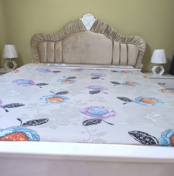Lit et tables de chevet en bon état à vendre