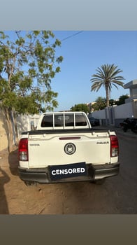 Pick-up Toyota Hilux 2022 en excellent état à louer